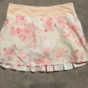Lululemon Size 6 Tall Pink and White Floral skirt